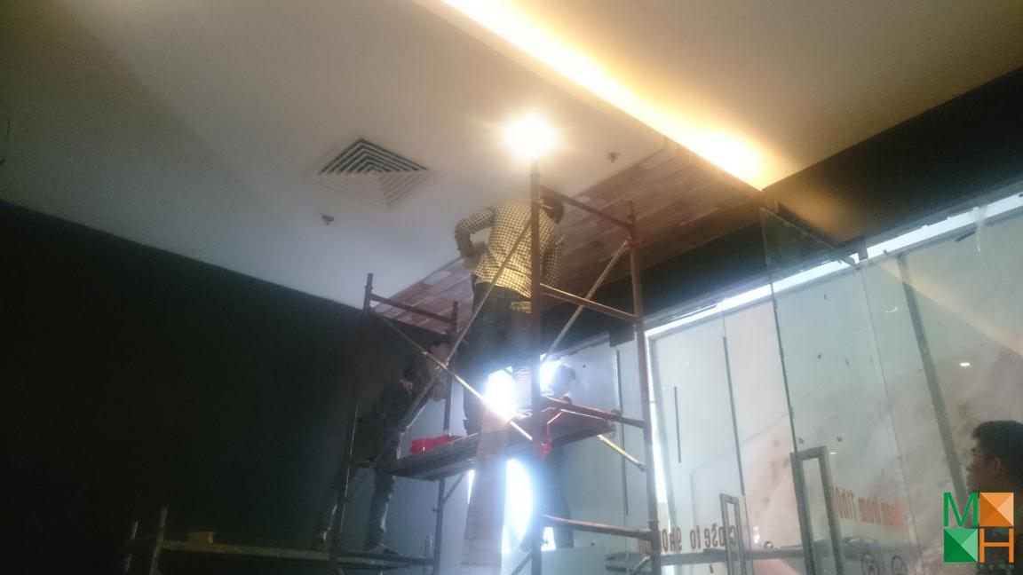 thi-cong-giay-dan-tuong-tai-toa-nha-IPH (2)